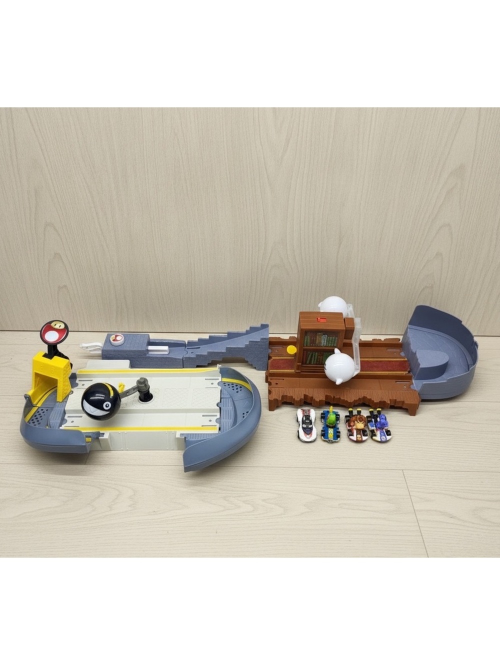 Hot Wheels Mario Kart Battle Course Playset with Characters and Vehicles
